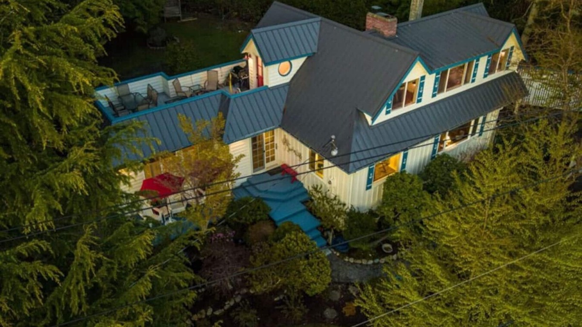 Freeland House | NEWLY Renovated Anchor House | Rooftop Patio | Pet Friendly | 3min Walk to Beach