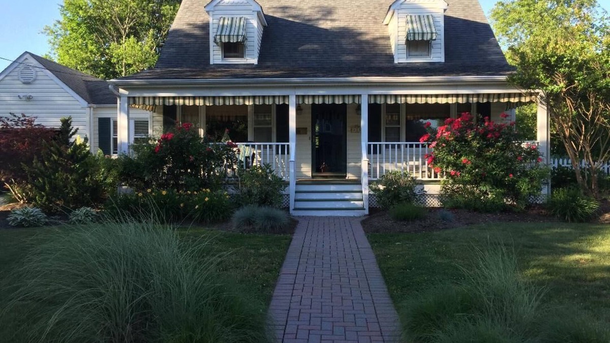 Spring Lake House | Newly Renovated Beach Cottage-4 Blocks to Beach, 5 Beach Badges & Outdoor Shower