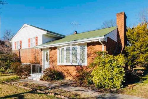 Fort Washington House | Newly renovated charming home with parking