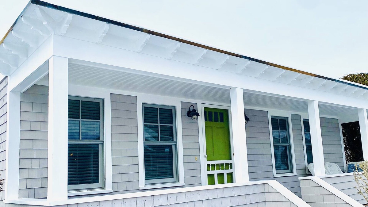 Easton's Point Cottage | Newly Renovated - Charming Cottage by Easton's Beach