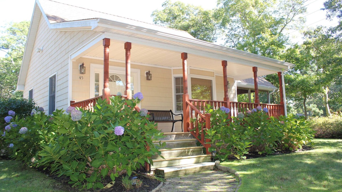Tisbury House | Newly renovated charming modern island home for your relaxing getaway