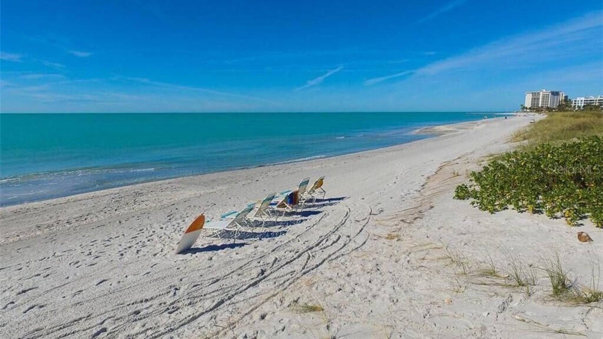 Holmes Beach Cottage | Newly renovated Cozy Beach Cottage B 1/2 of a duplex, 3min walk to beach
