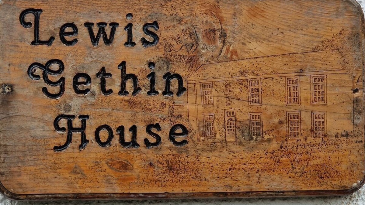 Pentrebach House | Newly renovated cottage sleeps 9