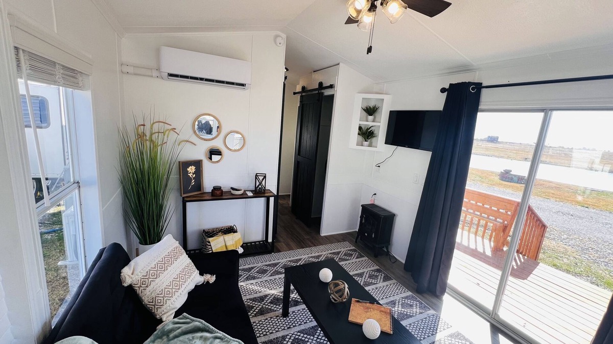 Fidelity Cabin | NEWLY renovated cottage located right off I-49 in Archie, MO.