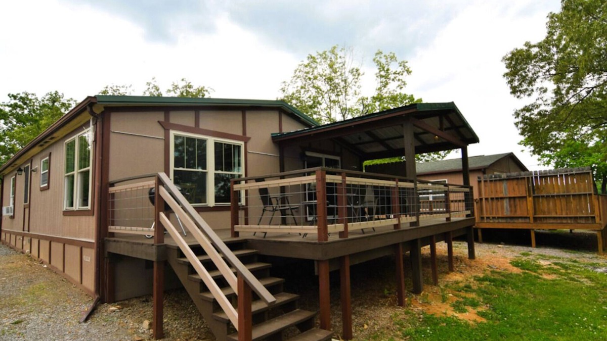 Benton Apartment | Newly Renovated Cottage 2 at the King Creek Lodge and Marina