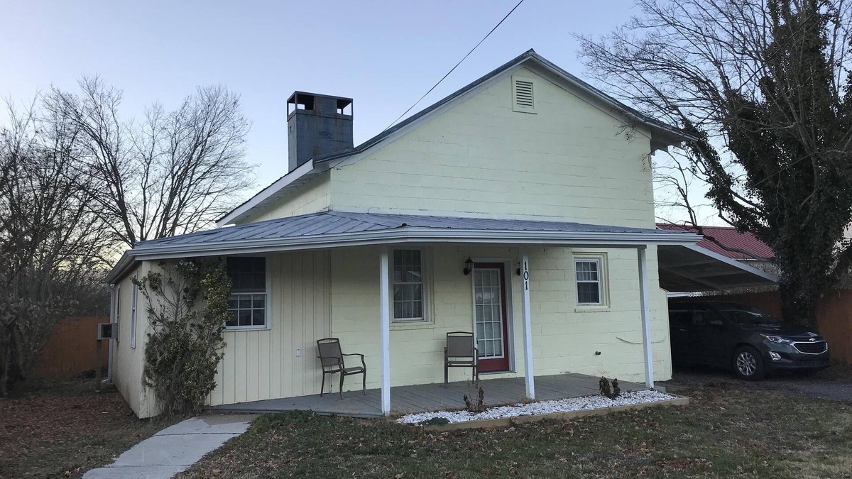 Alderson House | Newly Renovated Country Home Located near Greenbrier River