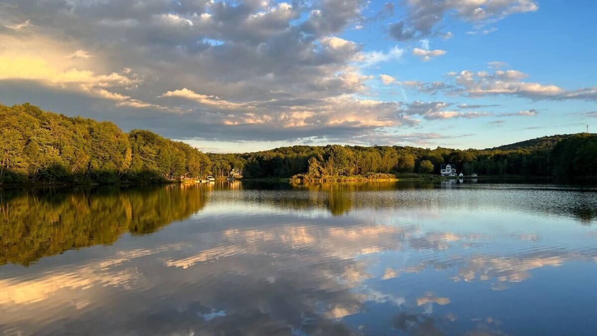 Pocono Lake Ski Chalet | Newly Renovated Cozy Chalet - Location! Location!