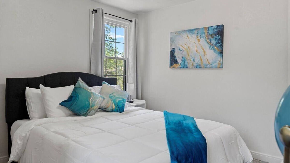 Springfield Apartment | Newly Renovated Cozy 2-bedroom1-bath with a Luxurious Massage Chair