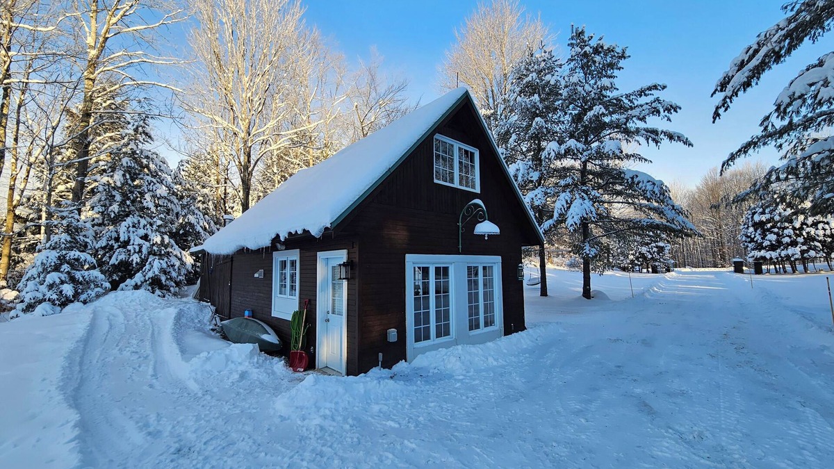 Bolton-Est Cottage | Newly Renovated Cozy Cottage with Wood Burning Stove - Sleeps up to 4