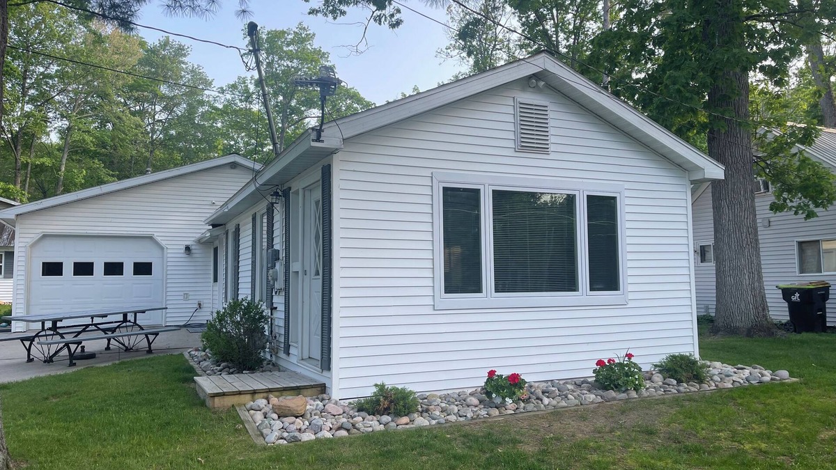 Higgins Lake Cabin | Newly renovated cozy cabin, walking distance to beach and park.