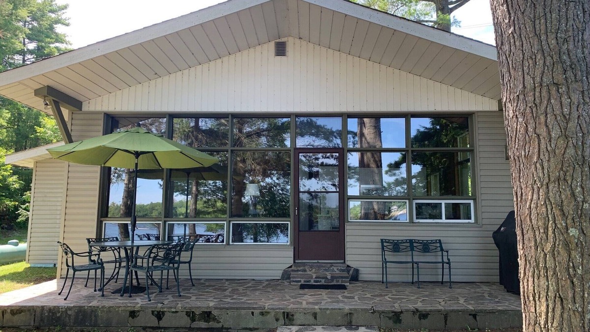 Honey Harbour Cottage | Newly renovated family cottage on Georgian Bay steps from Honey Harbourn