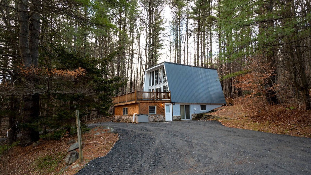 Wardsboro Ski Chalet | Newly renovated family friendly Chalet minutes to skiing!