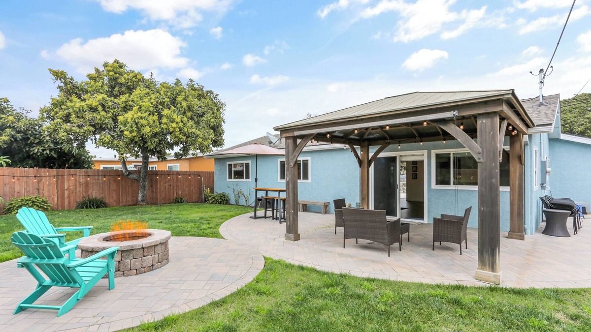 Lincoln Acres House | Newly Renovated, Fire Pit, Huge Yard, Pets OK