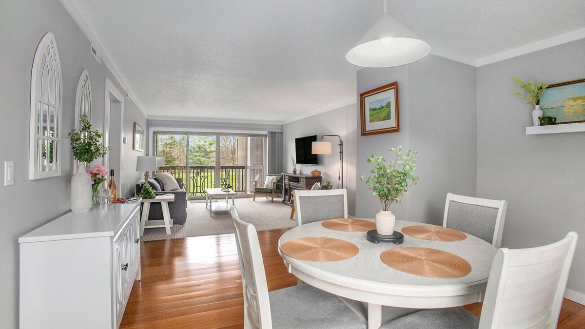 Acme Condo | Newly Renovated Fore Seasons!