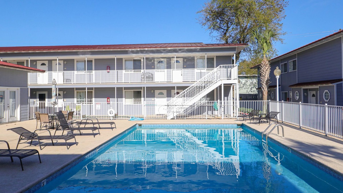 Biloxi Condo | Newly Renovated Gated Complex & Pretty Condo-Great for TDY or Beach Visitors!