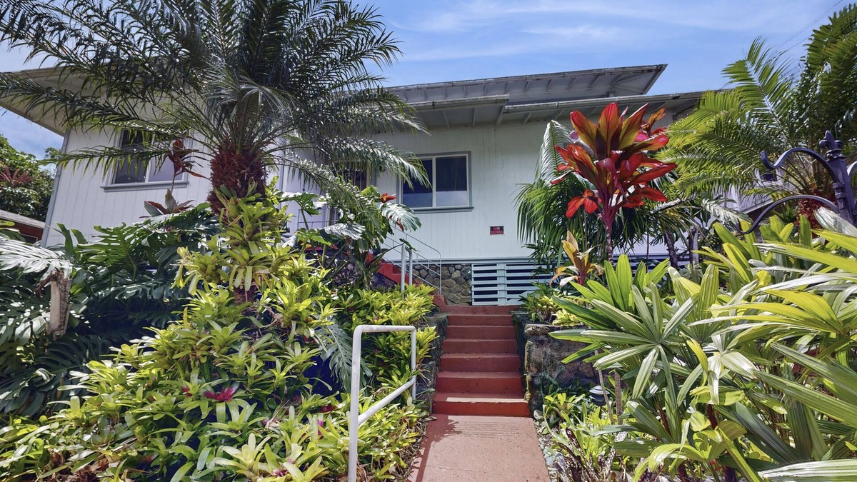 Kalihi Valley House | Newly renovated guest house with lush landscaping & gazebo