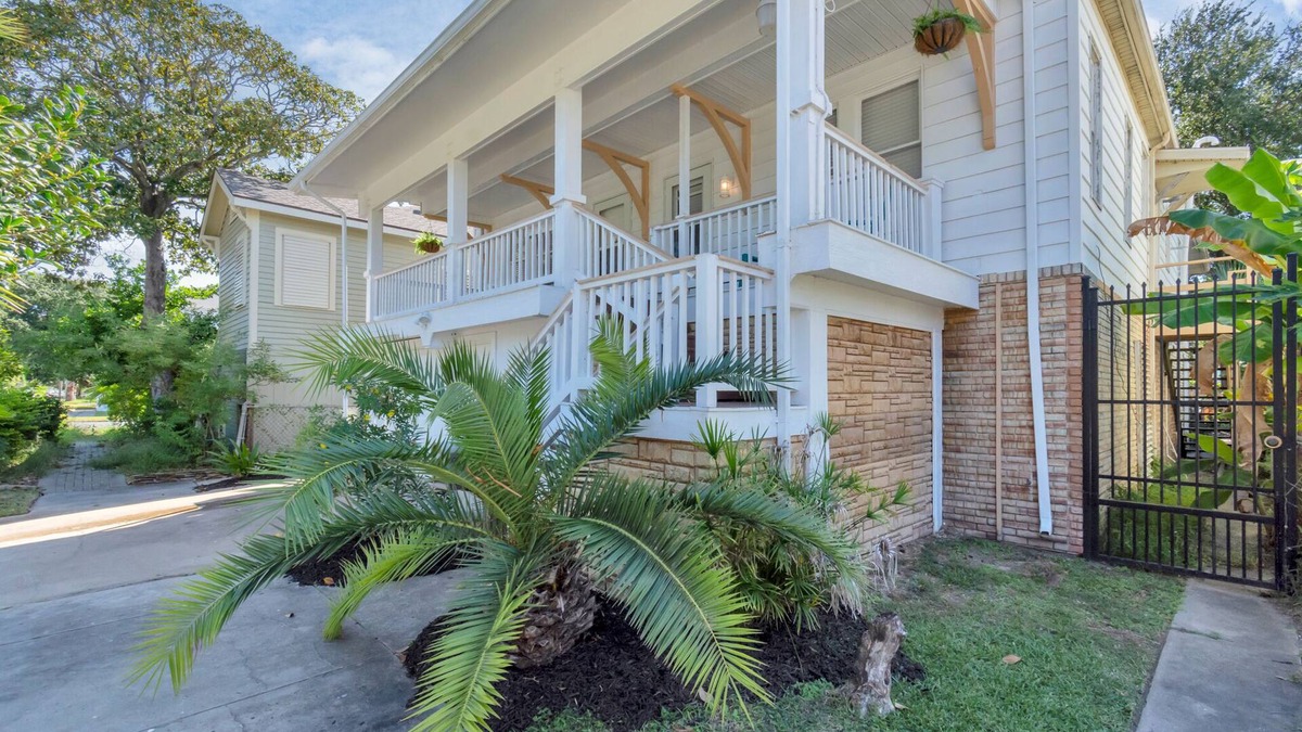 San Jacinto Apartment | Newly Renovated Historical Galveston Home - 8 min walk to beach!