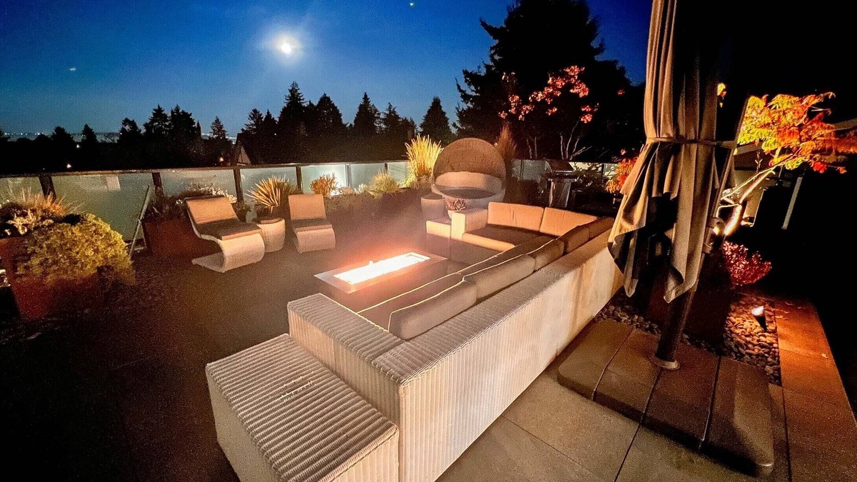 Delta House | Newly Renovated Home w/In-Door Pool, Sauna, Outdoor Jacuzzi, Gym & more!