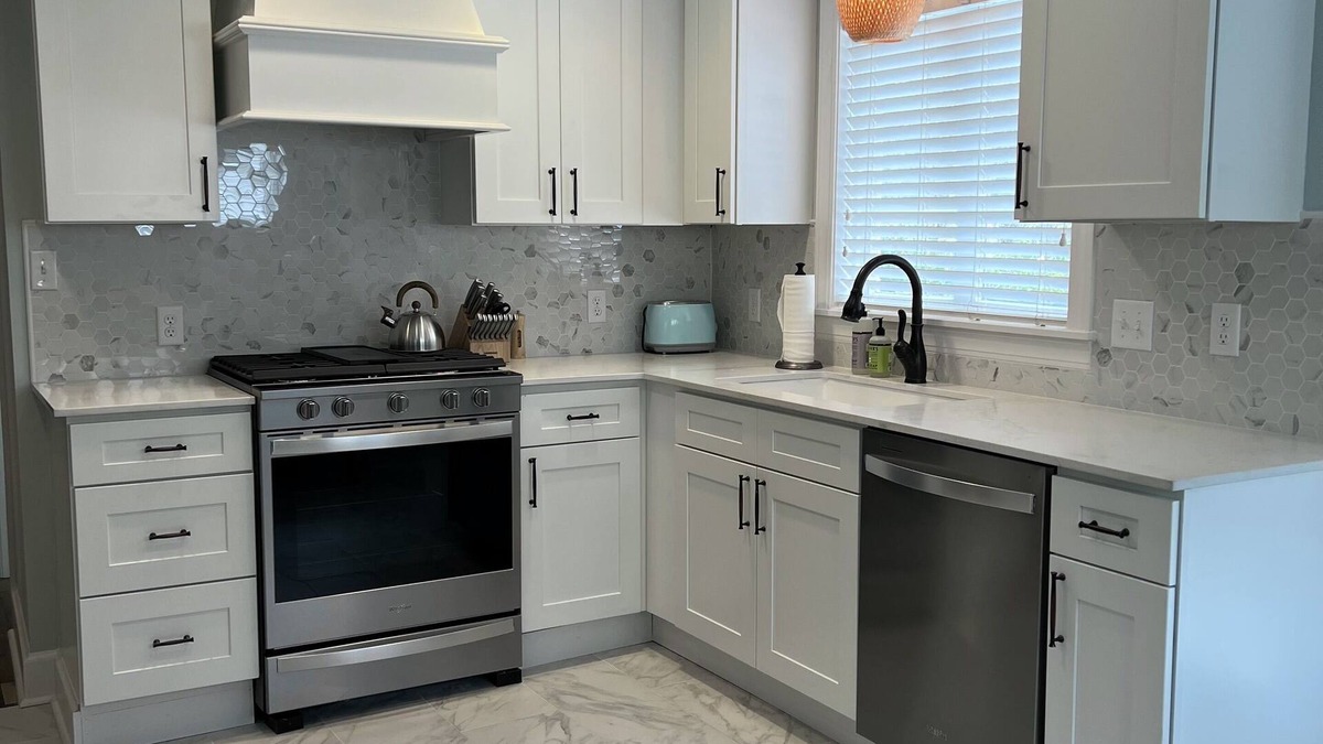 Paducah House | Newly renovated house blocks from hospital and restaurants.
