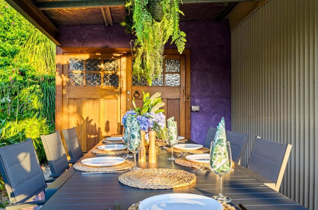 Cessnock House | Newly Renovated Hunter Property-Spa & Lush Gardens