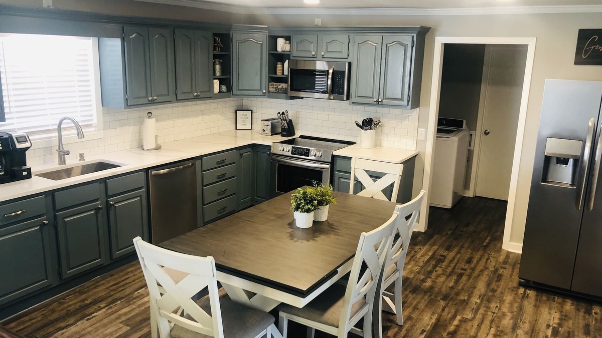 Negreet House | Newly Renovated Lake House with Large Dock-Fire pit-fish cleaning station