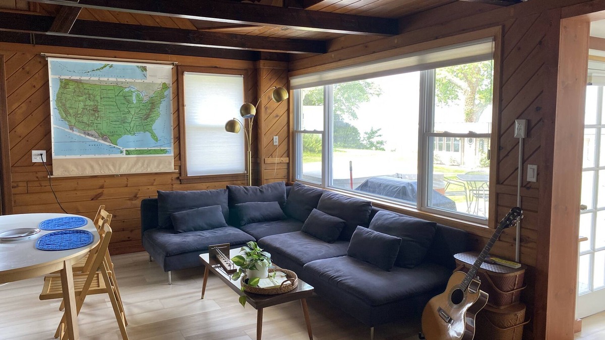 Town of Somerset Cottage | Newly Renovated Lakefront Retreat Home