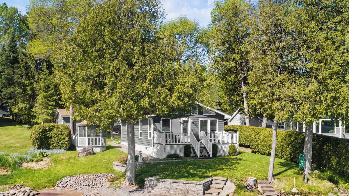 Petawawa Cottage | Newly renovated luxury cottage right on water with private beach