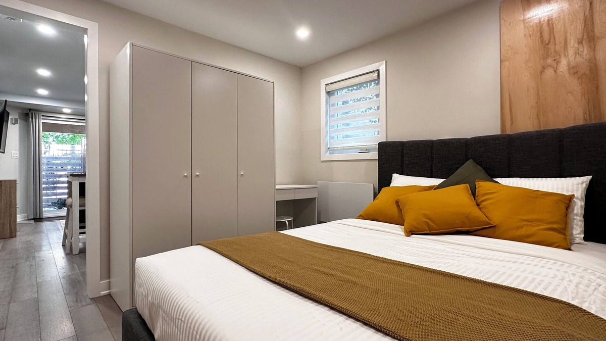 Aurora House | Newly Renovated! Modern & Cozy Aurora Secondary Unit