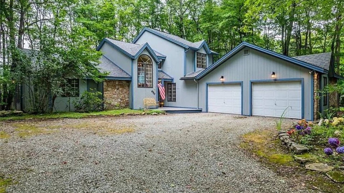 Hidden Valley House | Newly Renovated mountain top Ski House - Short Walk to Slopes