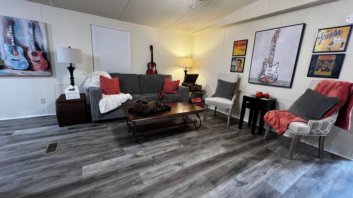 Lebanon House | Newly renovated, music-themed home! Pet-Friendly! Only 2 minutes from I-40!