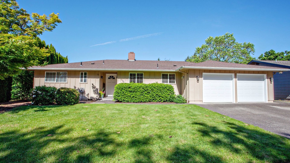 Eugene House | Newly renovated, near the U of O and Hayward field . Garage space available.