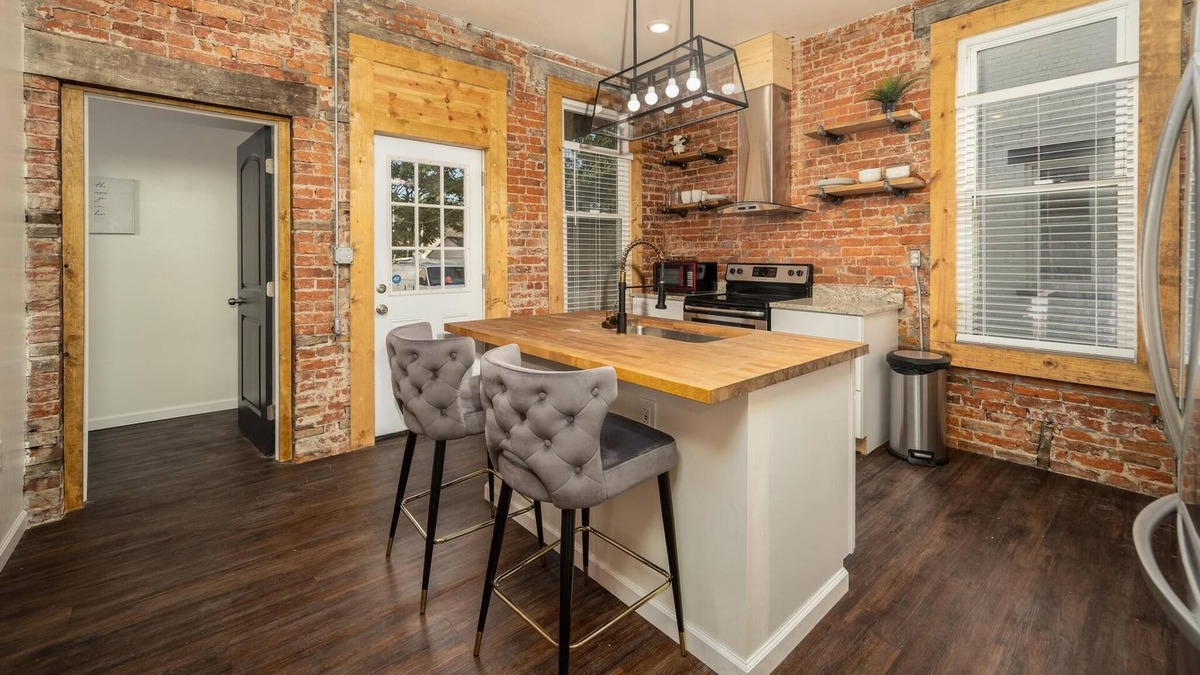 Olde Towne East Apartment | Newly Renovated Olde Town East 1 BD Apartment