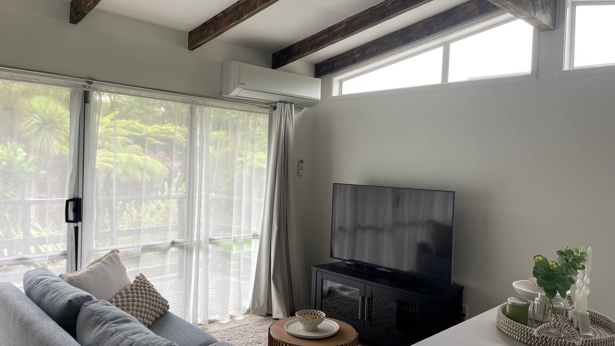 Shelly Park Cottage | Newly renovated one bedroom house near beaches, shopping and great schools
