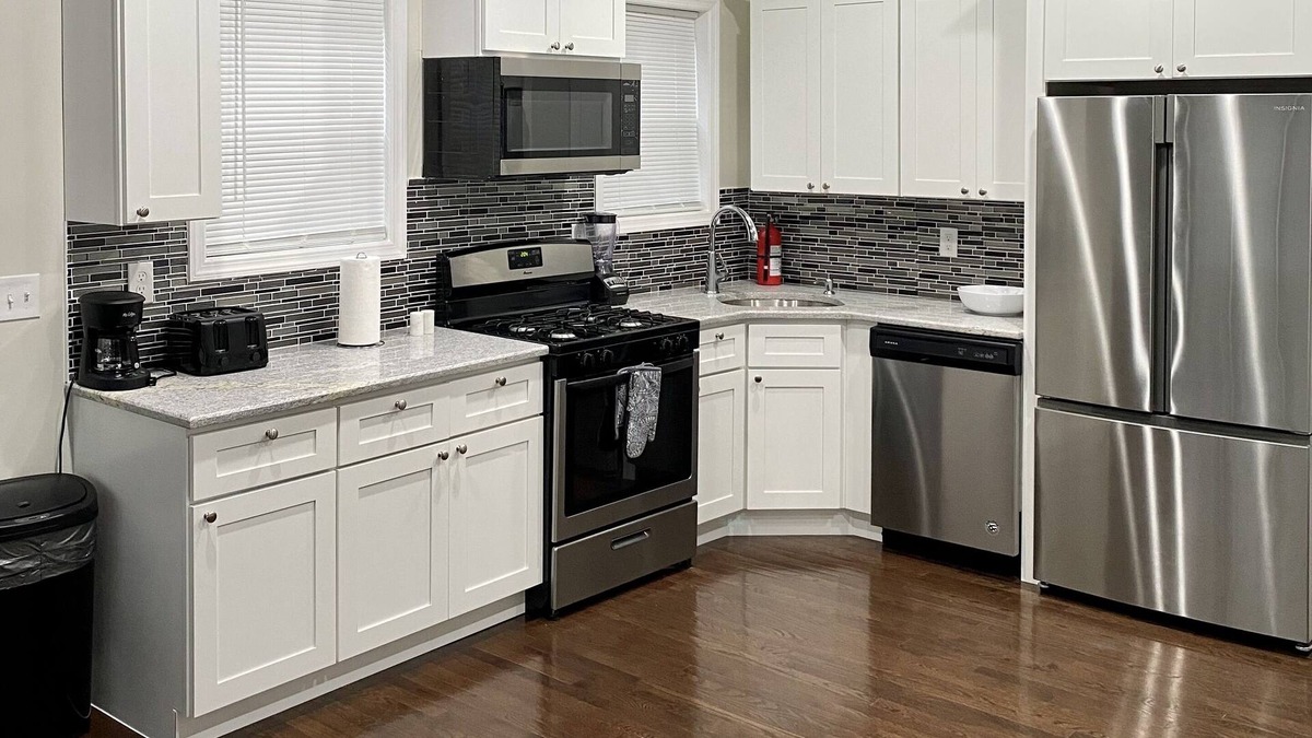 Roselle Apartment | NEWLY RENOVATED PEACEFUL SPACE. 15MINS FROM EWR.