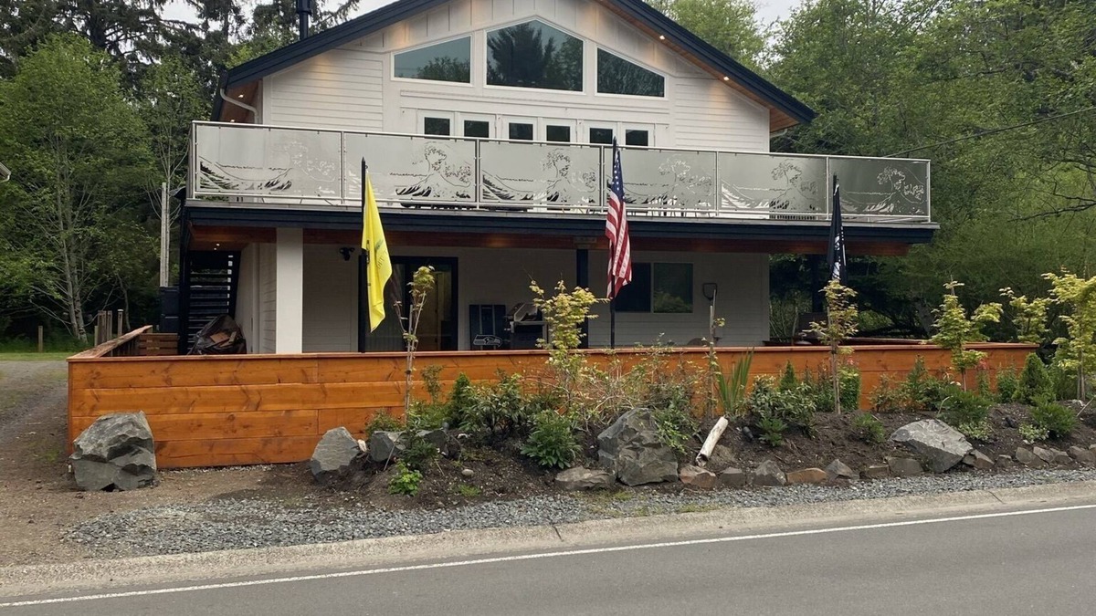 Cannon Beach House | Newly Renovated! Private hot-tub with easy beach access, 5 min walk to town!