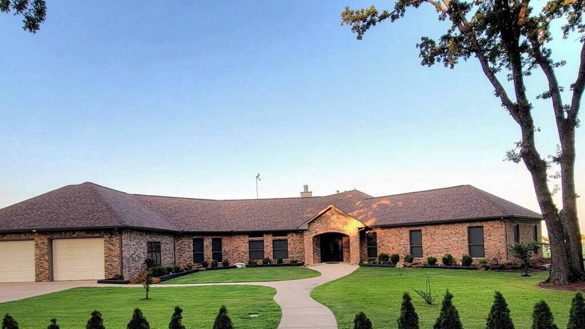 Weston House | Newly Renovated Private Ranch Get-A-Way