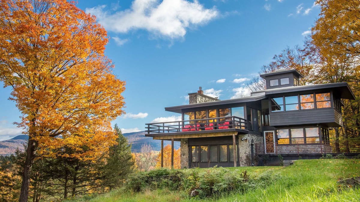 Warren House | NEWLY RENOVATED Private Chic Modern Mountain Home with fiber optic internet!