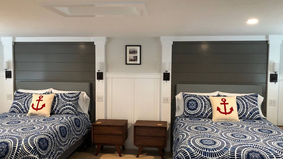 Balboa Island Cottage | Newly renovated, Reserved Parking, Rooftop Deck, HVAC Steps to Bay Beach & Shops