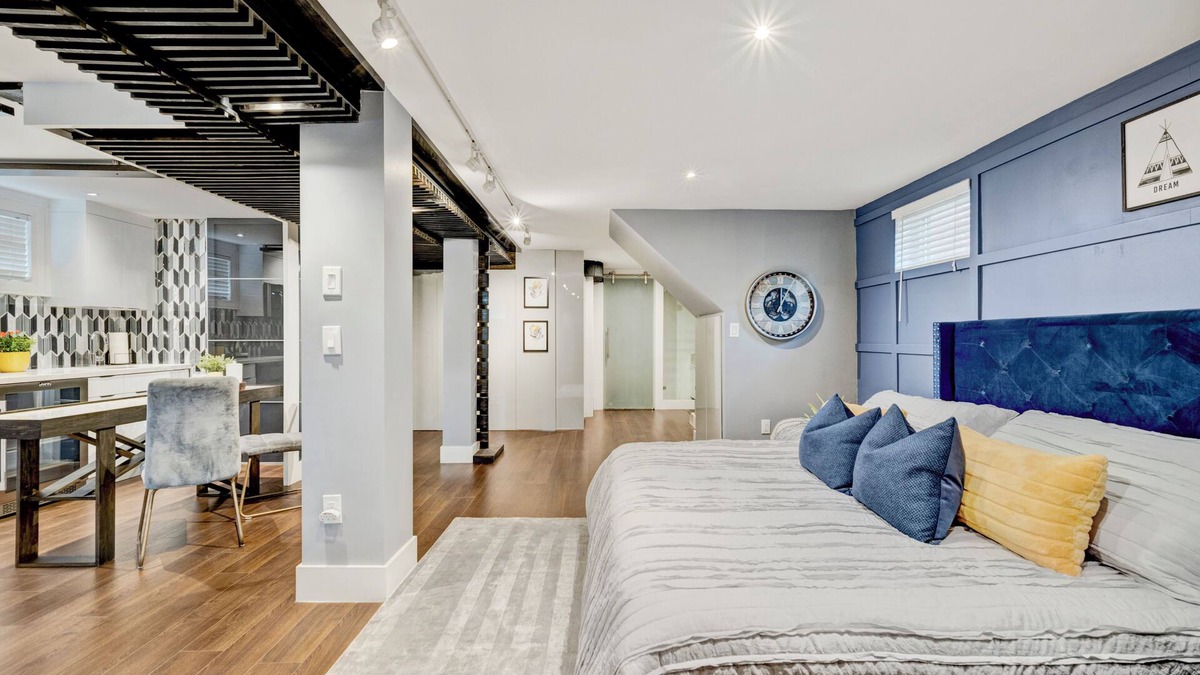 Rathwood House | Newly renovated Stylish apartment close to Airport!