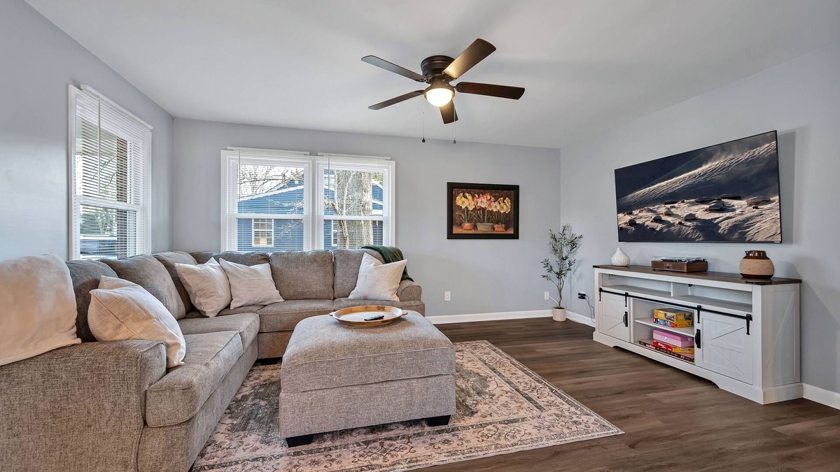 Apex House | Newly Renovated, Steps to Downtown, 2 King Beds