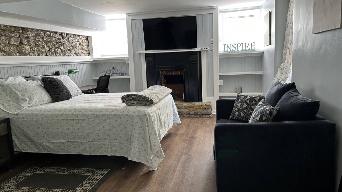 Clifton Apartment | Newly Renovated Studio. Private Yard, Quiet neighborhood. 5 min to all major hwy