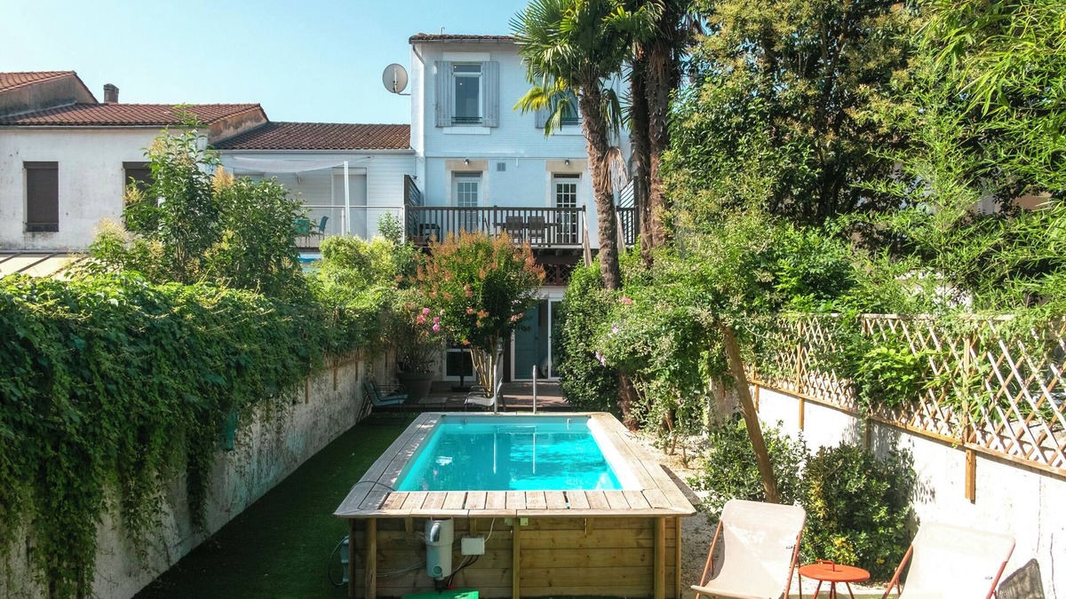 Bergerac House | Newly renovated three storey Townhouse with garden, pool and lovely sun terrace.