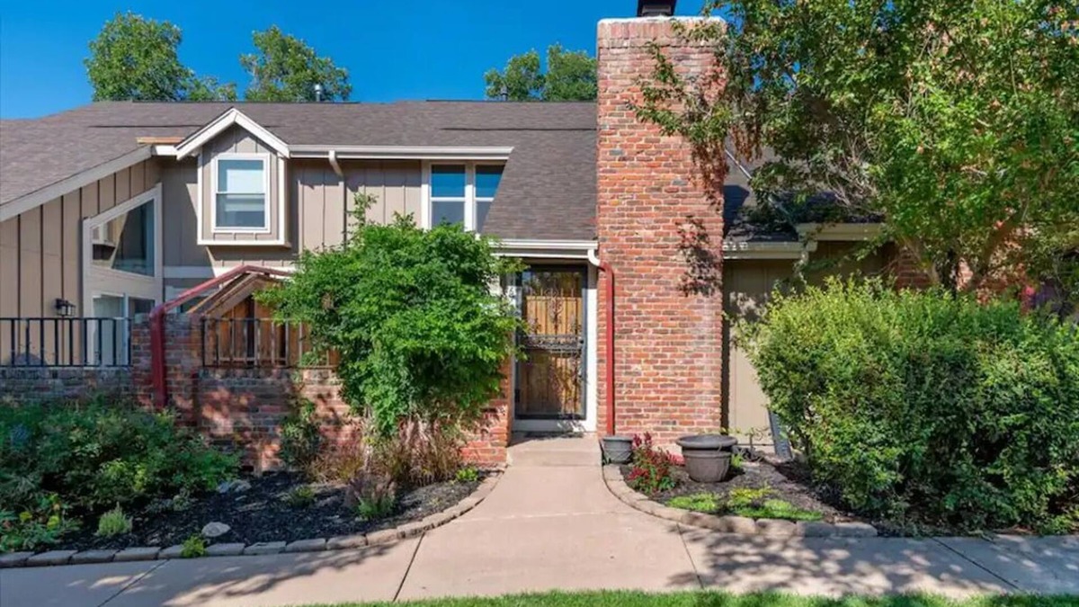 Ken Caryl Ranch Plains House | Newly Renovated Two-Story Townhouse w/Two Car Garage Close to the Mountains