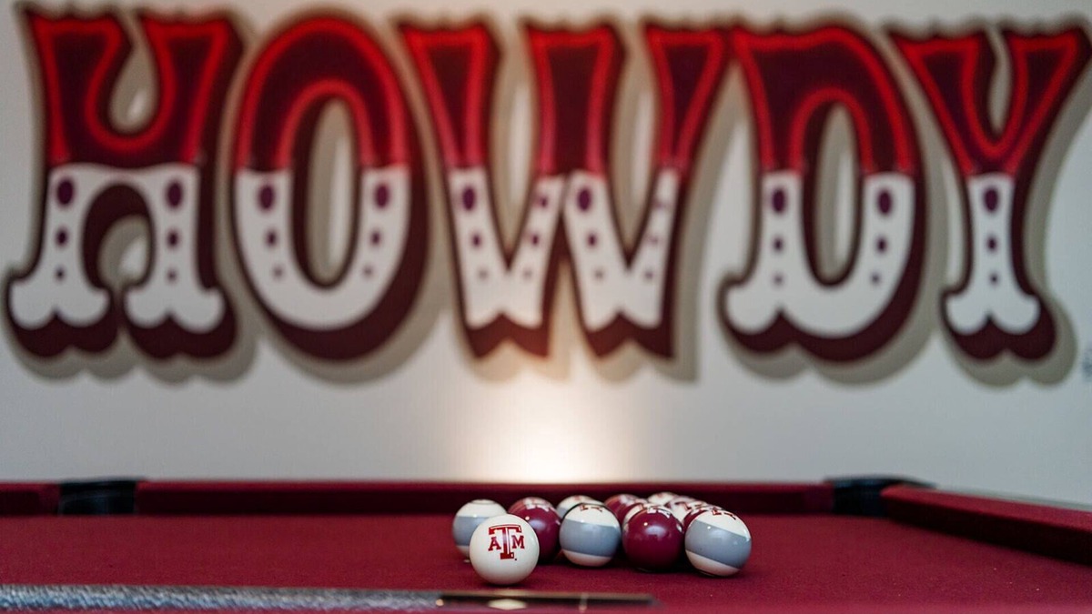 Southern Plantation House | Newly renovated home w/hand-painted "HOWDY" mural, game/bunk room & pool table
