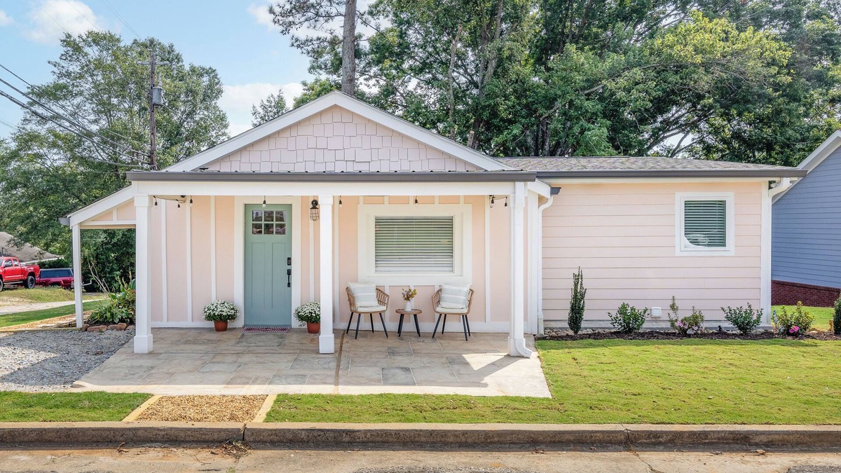 Flowery Branch House | Newly renovated 2 bedroom/2 bath home in downtown Flowery Branch!