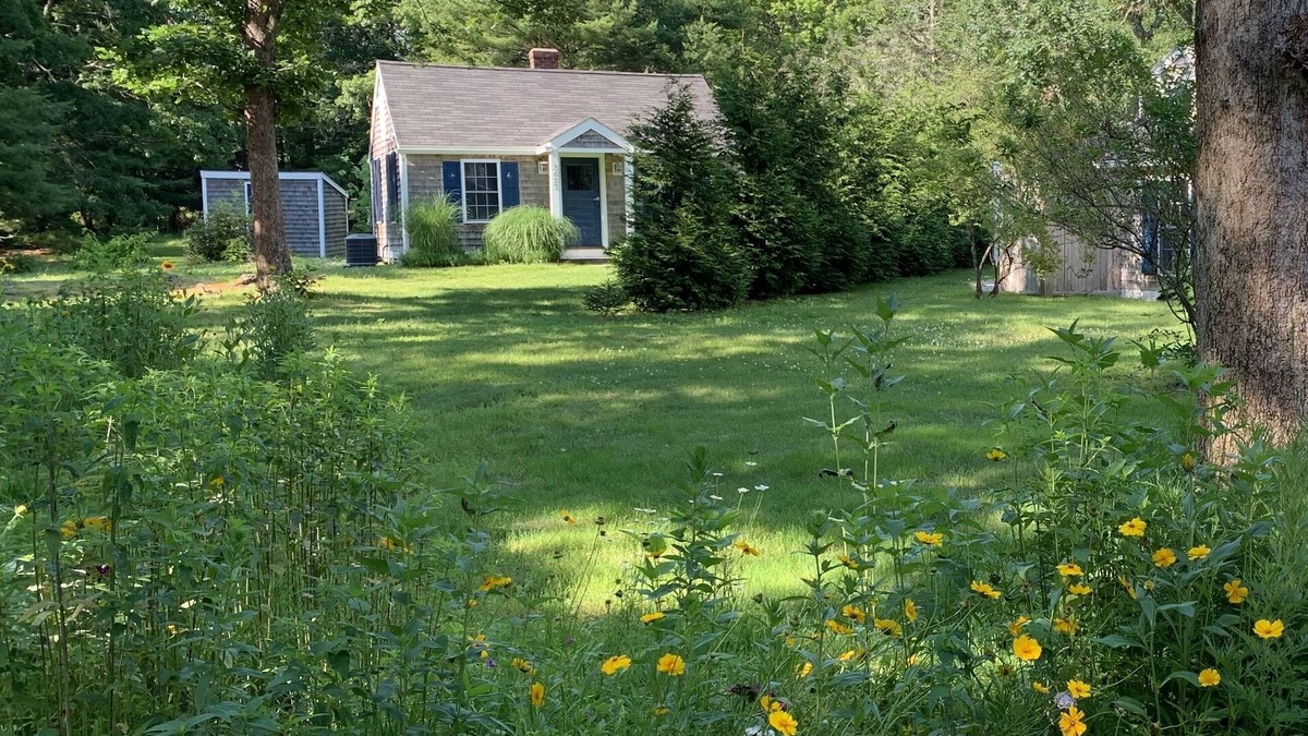Kenyon Cottage | Newly Renovated Coastal Green Hill Cottage- Minutes to 6 beautiful beaches!