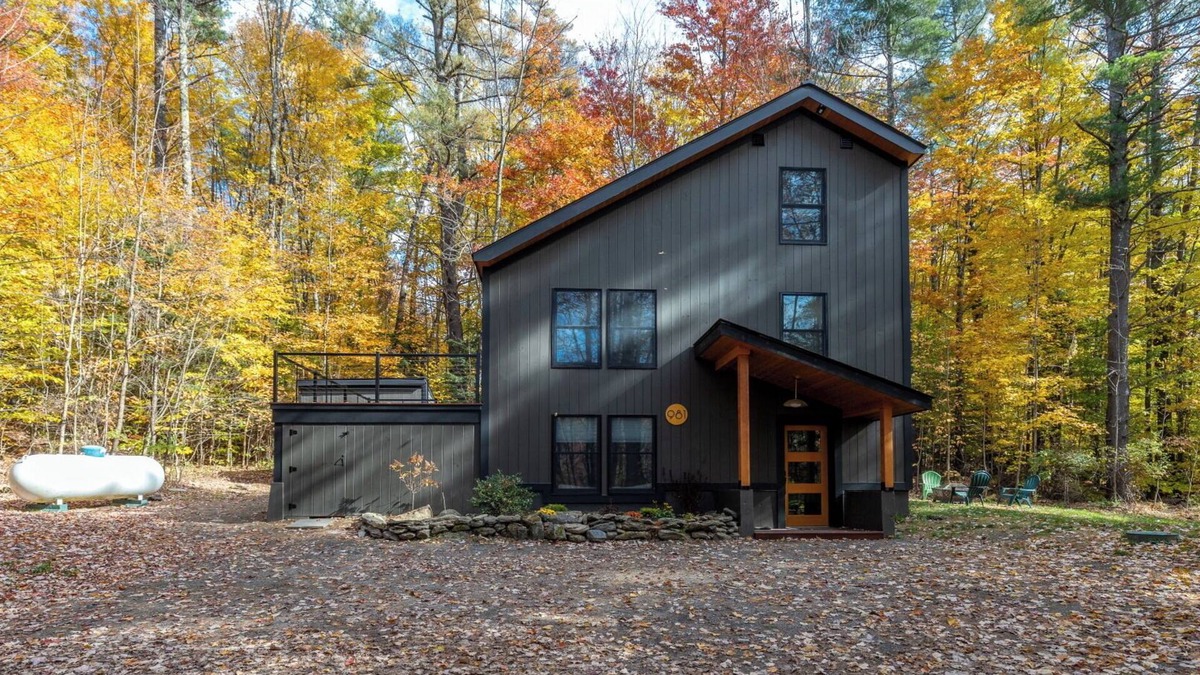 Stowe Hollow House | Newly Renovated Vermont Chic home in Stowe Hollow 3 Mins to Town With HOT TUB!