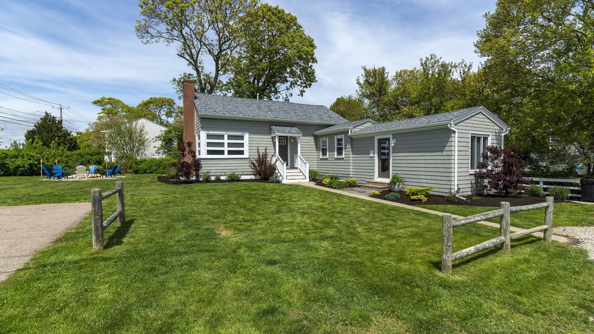 Eastward Look House | NEWLY RENOVATED. WALK TO BEACH. FULLY EQUIPPED FOR BEACH. June rate discounted