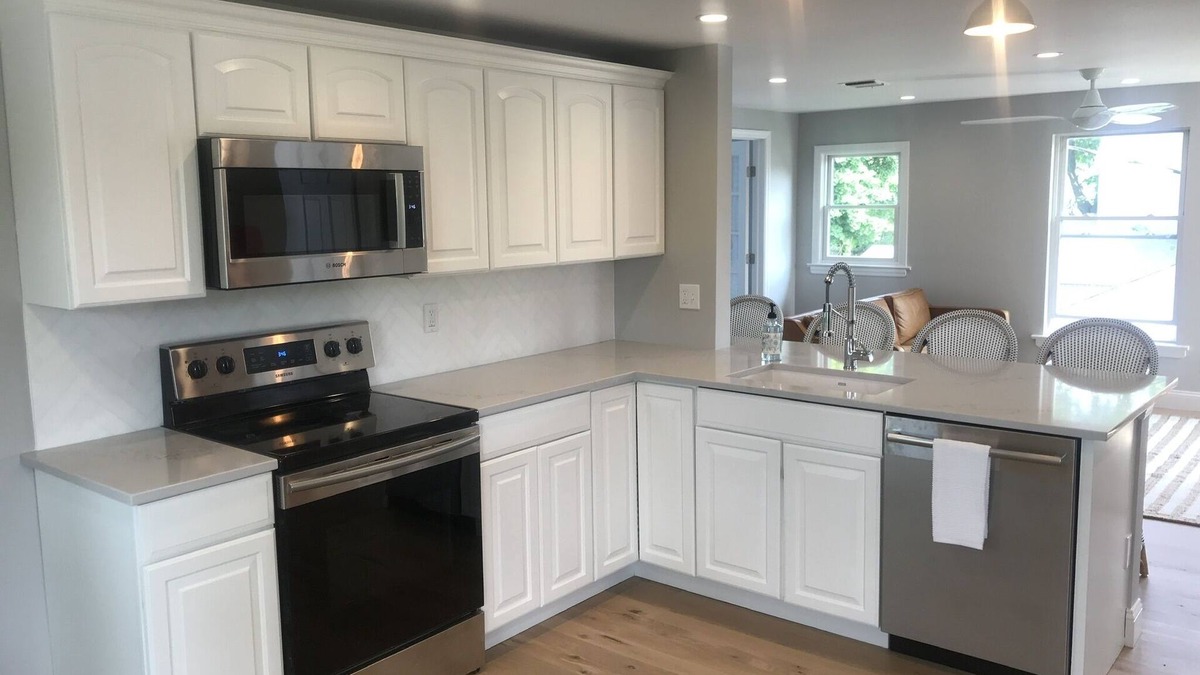 Pipes Cove House | Newly Renovated - Walk to Town and Beach