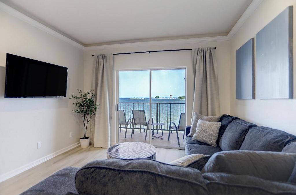 Seven Coves Apartment | Newly Renovated Waterfront Condo With Sunset Views